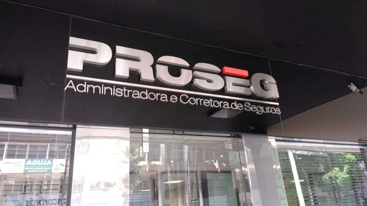 Letras caixa em aço inox